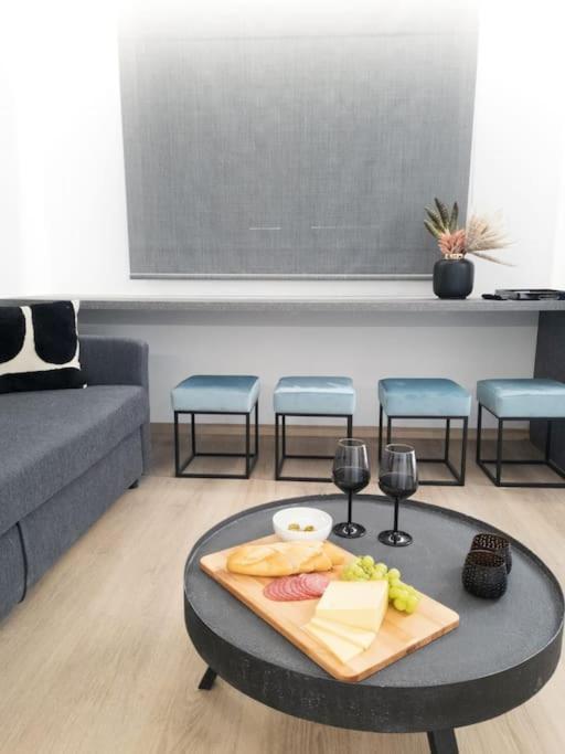 Camellia - 5 Min Drive To Port Apartment Piräus