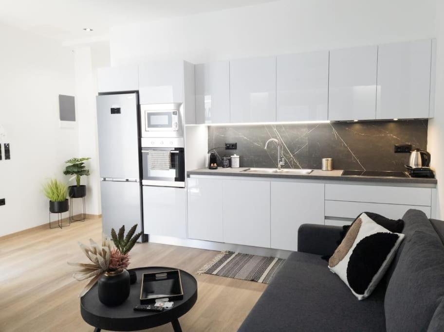 Camellia - 5 Min Drive To Port Apartment *