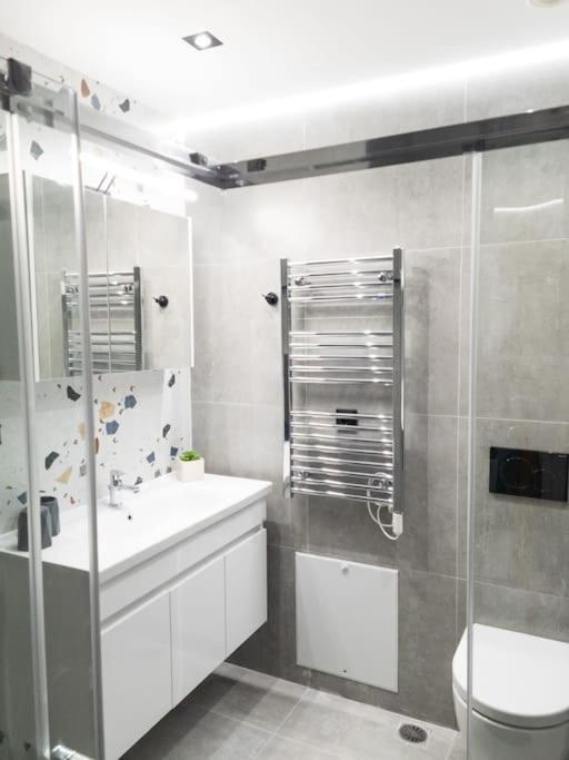 Camellia - 5 Min Drive To Port Apartment *